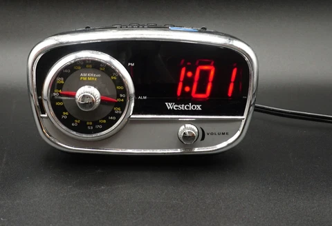 Westclox Retro Style Alarm Clock AM/FM Radio Model 80193 - Tested Works Well Cover