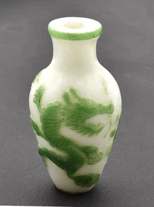 Vaso Miniature Asiatica In Vetro Con Decorazione A Rilievo Di Drago - Picture 1 of 7