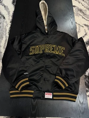 Chaqueta Universitaria Supreme®/Mitchell & Ness® Forrada con Capucha Satén Negra Talla Grande Foto 1 de 4