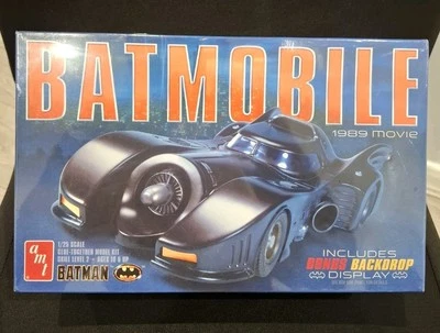 KIT MODELO PLÁSTICO AMT935 escala 1/25 - Batimóvil 1989 y telón de fondo adicional (EB10) Foto 1 de 4