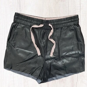 Aritzia Wilfred Kunstleder Shorts Damen Gr. M schwarz Boho Moto " - Bild 1 von 4