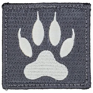 WOLF PAW PRINT TRACKER BADGE SYMBOL SQUARE ACU LIGHT TACTICAL HOOK ANIMAL PATCH - Picture 1 of 2