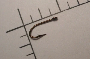 100 MUSTAD #15 FLY TYING Kendal KIRBY HOOKS RINGED BRONZED SHORT 4X STRONG 4218 - Picture 1 of 4