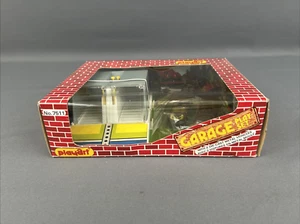RARO Juego de Plástico de Garaje Expulsor Playart Vintage con 2 Coches Diecast #7511 - Imagen 1 de 11