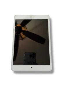 Apple iPad Mini SOLO PIEZAS no funciona no enciende pantalla limpia sin grietas - Imagen 1 de 10
