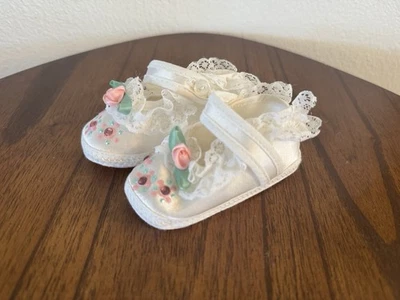 Винтажные туфли для детской кроватки 1980-х белые с оборками для девочек атласные цветочные розы 0-6 месяцев - Изображение 1 из 4