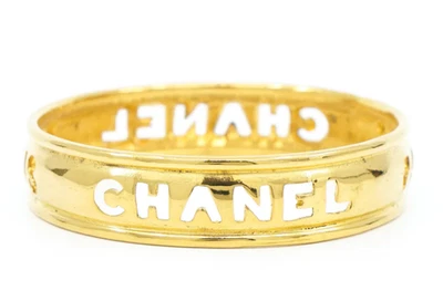 Brazalete Chanel años 80 con logotipo recortado dorado Foto 1 de 3