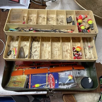 "Caja de aparejos de metal verde de 13"" Victor Fishing de colección de los años 50 Atco con aparejos/señuelos" Foto 1 de 4