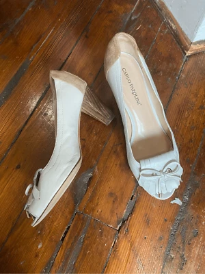 Zapatos de salón con flecos mocasines de cuero crema Carlo Pazolini, talla EU 39 / US 8,5, MP $169 Foto 1 de 4