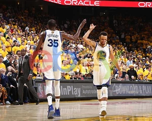 Foto de Kevin Durant & Steph Curry Finals High Five Golden State Warriors 8x10 NBA - Imagen 1 de 1
