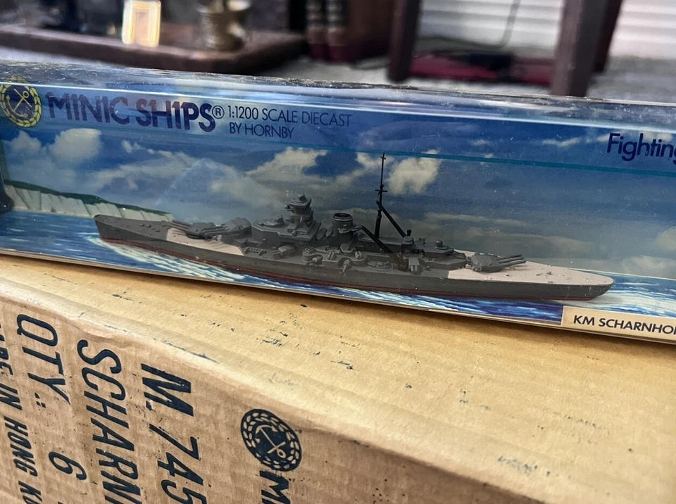 Minic Ships de Hornby M745 KM Scharnhorst escala 1:1200 Diecast barco de combate Foto 1 de 4