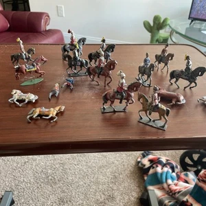 Bleispielzeug Pferde & Reiter mit Sockeln und freistehend handbemalt Konvolut 15 - Bild 1 von 6