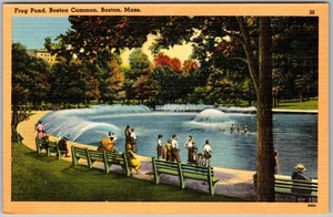 Postal de lino vintage Frog Pond, Boston Common Historic escena de los años 60 - Imagen 1 de 2