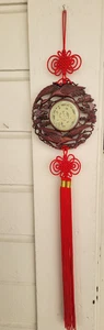VINTAGE GLÜCKLICHER BUDDHA CHINESISCHE ROTE KNOTEN WANDDEKO HOLZ JADE SCHNITZEREI FENG SHUI - Bild 1 von 8