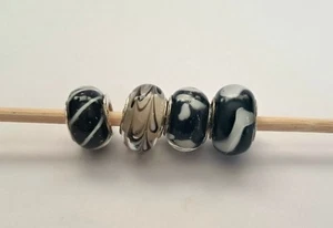 4 Schwarz und Weiß Murano Glas Charm Perlen mit Sterlingsilber Schwarz und Weiß - Bild 1 von 6