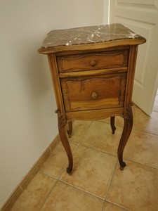 Table de nuit ancienne en bois massif et dessus marbre