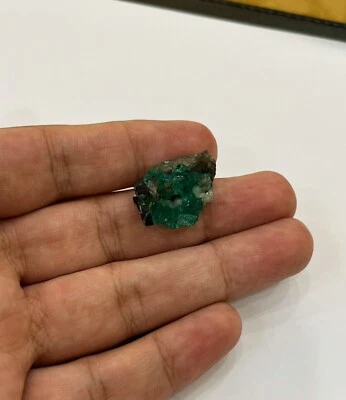 PEDRA BRUTA ESMERALDA COLOMBIANA NATURAL 28,63 CTS - Imagem 1 de 4