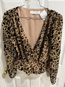 Nuevo con etiquetas ASTR The Label Marrón Leopardo Envolvente Prenda para el torso Blusa Para Mujer Mediana - Imagen 1 de 8