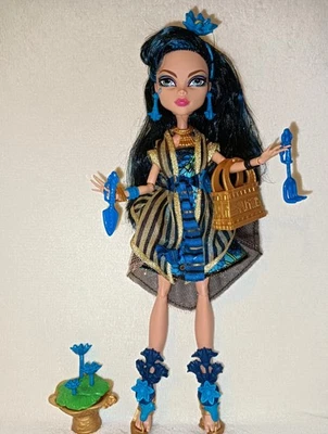 Monster High Cleo De Nile - Gloom & Bloom. EX DISPLAY & TOTALLY COMPLETE SNOB! - Image 1 of 4