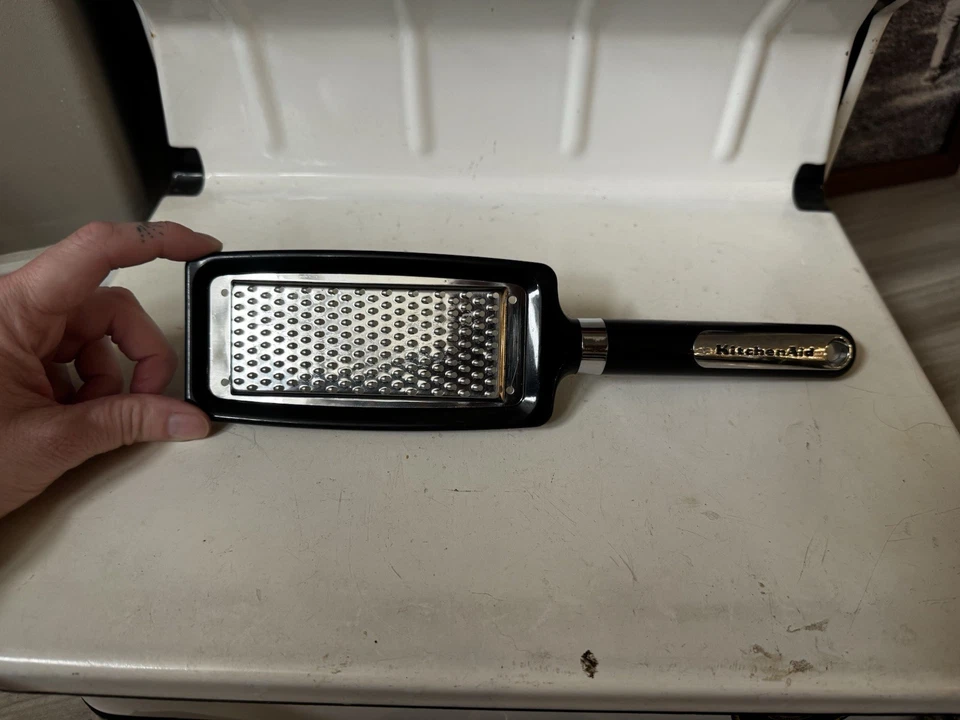 Rallador de mano KitchenAid negro con bandeja de captura rejilla fina/mediana de acero inoxidable  Foto 1 de 4