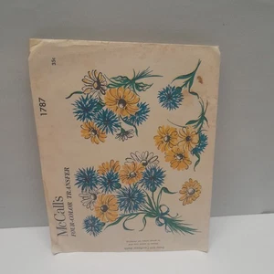 Vintage 1953 McCalls vierfarbiger Transfer Gänseblümchen und Kornblumen-Design 1787 ungeschnitten  - Bild 1 von 2