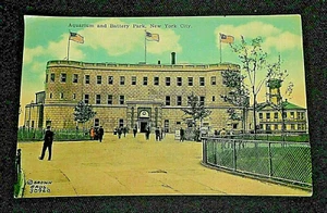 AQUARIUM AND BATTERY PARK -- VINTAGE POSTCARD -- NEAR MINT CONDITION -- UNPOSTED - Picture 1 of 2