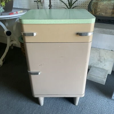 Impresionante mesita de noche industrial de acero Norman Bel Geddes de la era de la máquina Foto 1 de 4