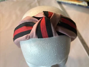 Haarband Accessoire Pink mit rotem schwarzem Akzent Turban Top Knoten Gold Bees - Bild 1 von 4