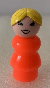 Mujer/mamá Fisher Price Little People vintage: naranja, cola de caballo rubia - Imagen 1 de 4