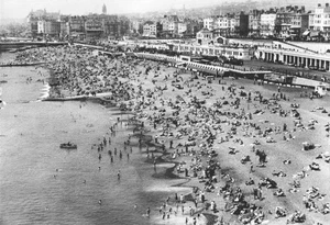 View of Brighton beach with holidaymakers in June 1934 Historic Old Photo 1 - Foto 1 di 1