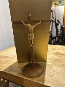 Crucifijo de madera vintage sobre soporte Jesús mediados de siglo moderno - Imagen 1 de 3