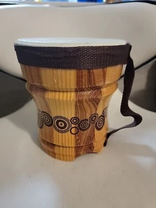 First Act Glanz Holz Bongo Trommel - Tribal Design mit Gurt, Musikinstrument - Bild 1 von 8