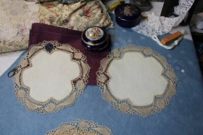 Napperon ancien en fil de lin écru et dentelle du Puy aux fuseaux / 340016-14 - Photo 1/3