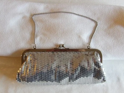 NUEVO Bolso sin asas Ann Taylor LOFT plateado lentejuelas bloqueo beso bolso de hombro cadena nuevo con etiquetas Foto 1 de 4