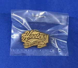 HOOTERS RESTAURANTE NIÑA CAMARERA PERSONAL 3 ANIVERSARIO SERVICIO SOLAPA PIN - Imagen 1 de 2