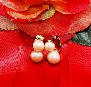 Vintage Signed Vogue Jlry Gold Tone Two Faux Pearl Clip On Elegant Earrings - Picture 1 of 4