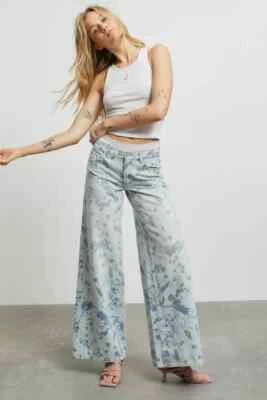 Jeans UO BDG 24 BAJOS Y ANCHOS FLORAL Estampado Denim Algodón Pierna Ancha Lavado Ligero Nuevos con Etiquetas Foto 1 de 4