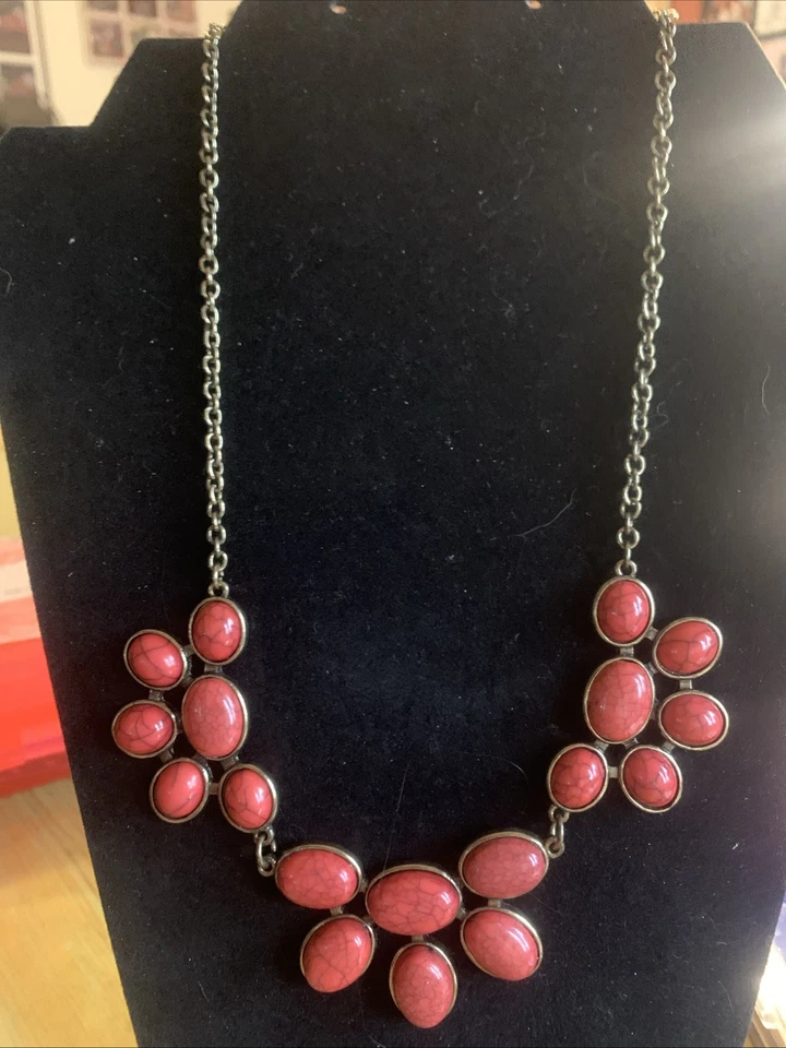 Collar de piedra Howlita con cadena de bronce con marca C Foto 1 de 1