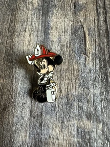 1980er Disneyland Feuerwehrmann Mickey Mouse mit Feuerlöscher Guss Pin - Bild 1 von 1