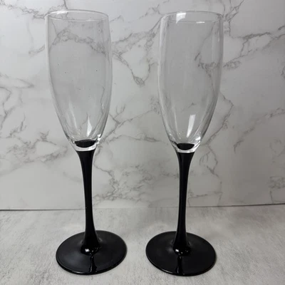 2 copas de vino de champán estriadas con tallo negro Luminarc Domino 5 fl. oz. 8 3/4" Foto 1 de 4