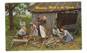 Arkansas Missouri Ozarks hillbilly donne lavoro taglio legno cartolina d'epoca - Foto 1 di 2