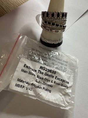 Bomb Party Delicates Talla 10 "Abraza la Excepción Suave" Ónix/Rosa sobre Rodio  Foto 1 de 4