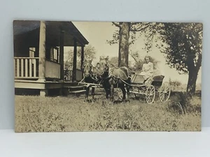 Antike RPPC Echt Foto Postkarte - Frau in Pferdekutsche - Bild 1 von 2