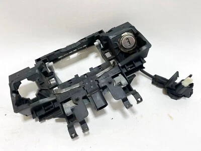 04-10 AUDI A8 S8 DELANTERO IZQUIERDO CONDUCTOR EXTERIOR MANIJA SOPORTE CON CERRADURA OEM Foto 1 de 3