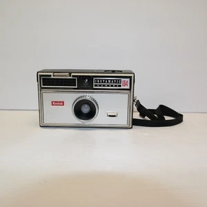 Cámara Kodak Instamatic 104 con correa de muñeca vintage - Imagen 1 de 10