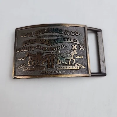 Hebilla de cinturón de metal rectangular dorado vintage Levi Strauss & Co geométrica hecha en EE. UU.  Foto 1 de 4