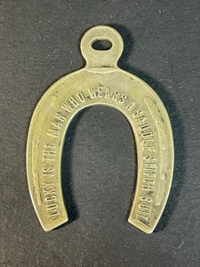 Antiguo Llavero Llavero Etiqueta Publicidad Montura Puntada Traje Ropa Herradura - Imagen 1 de 11