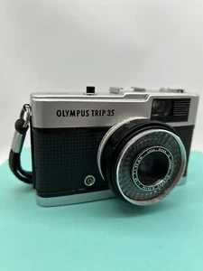 Olympus Trip 35 Film Compact Camera Olympus 40mm F2.8 D Zuiko Lens - Foto 1 di 23
