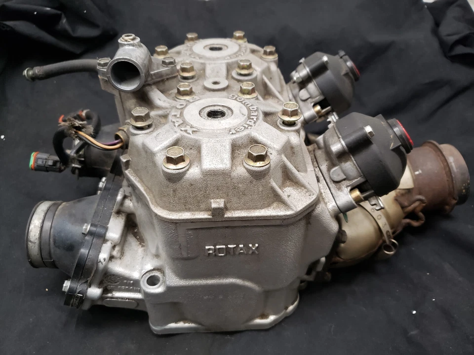 ROTAX Bombardier cylinder jugs and head assembly — 第 1/4 张图片