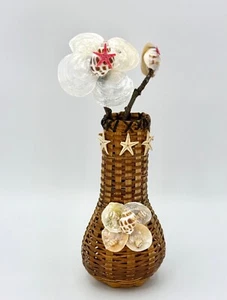 Florero con canasta de mimbre tejido con flores de concha marina hechas a mano con detalles de estrellas - Imagen 1 de 9